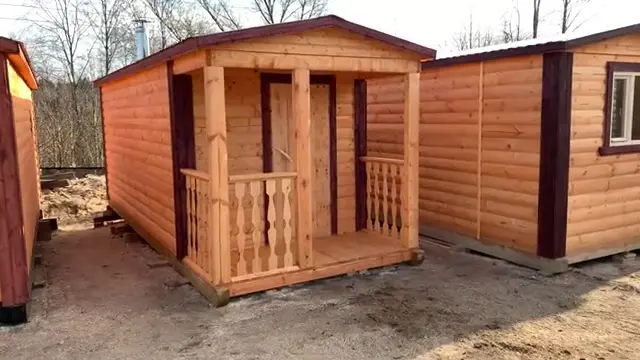 Готовая мобильная баня 2,3 на 6 метров с крылечком в базовой комплектации, фасадный вид с балясинами и тёплым углом