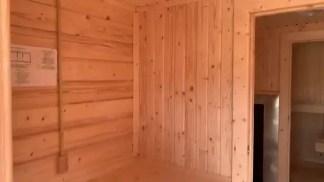 Хвойная вагонка перегородок предбанника бани, двойная розетка и проводка в цвет дерева