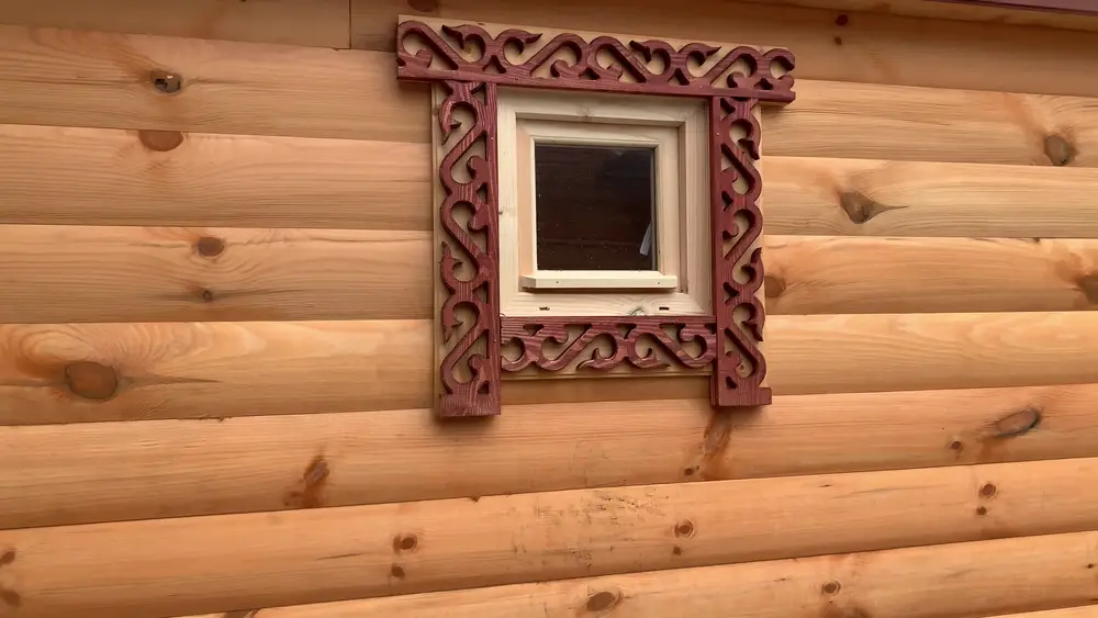 Резной наличник на окне мобильной бани 2,3×7 м в комплектации Максимум, крупный план фасада