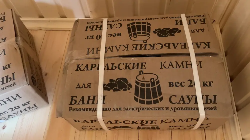 Карельские камни для банной печи в фабричных коробках по 20 кг, всего 40 кг в комплекте, на полке в парном отделении