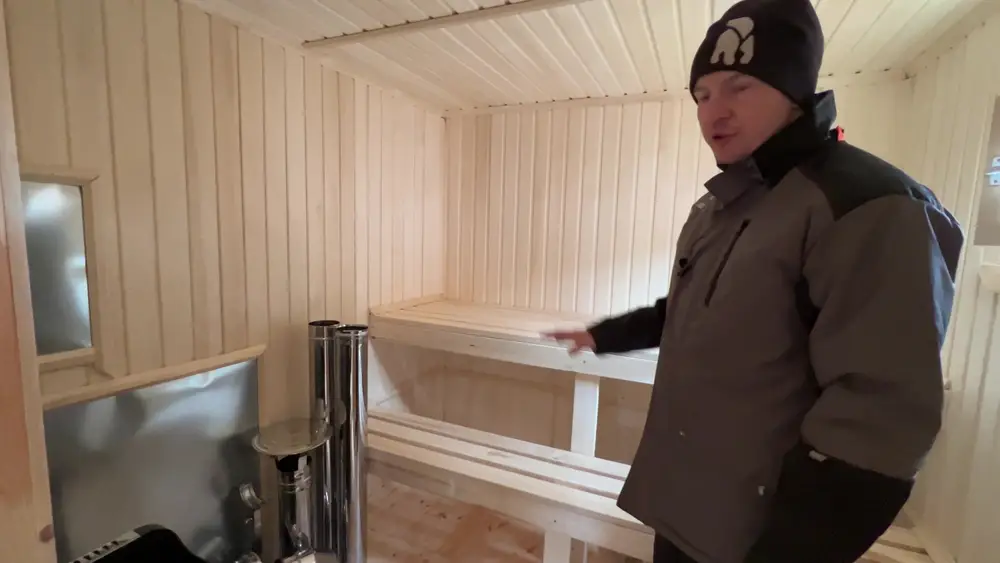 Парное отделение бани из бруса: двухъярусные осиновые полки, печь Ермак с дымоходом, окно, отделка осиновой вагонкой