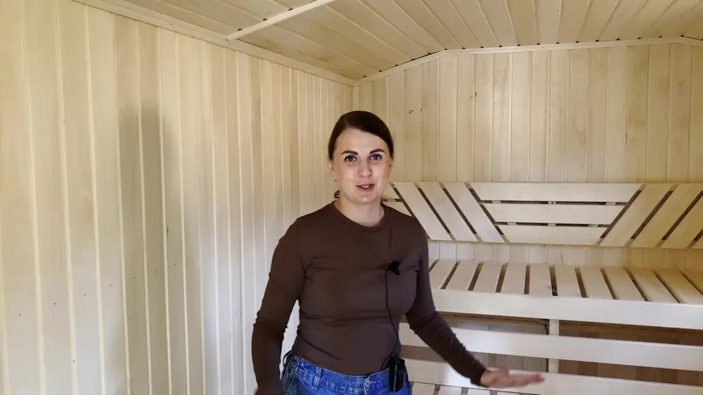 Парная с широким верхним полком и резной спинкой в бане из бруса
