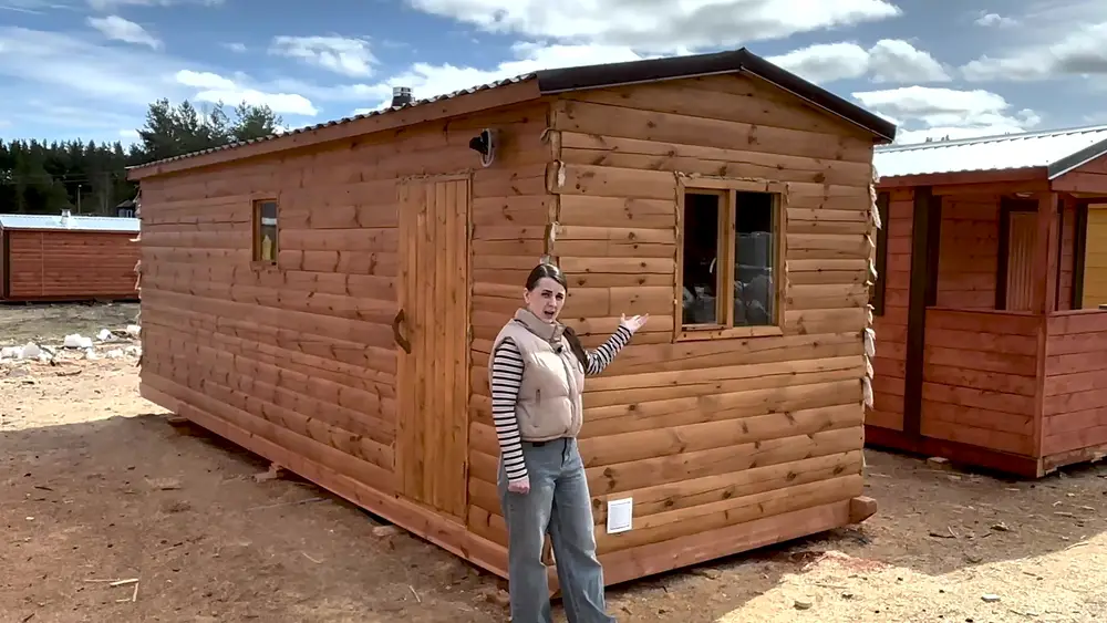 Мобильная баня 2,3×7 м из бруса 100×150 типа блок-хаус, оранжевая, с коричневой металлочерепицей