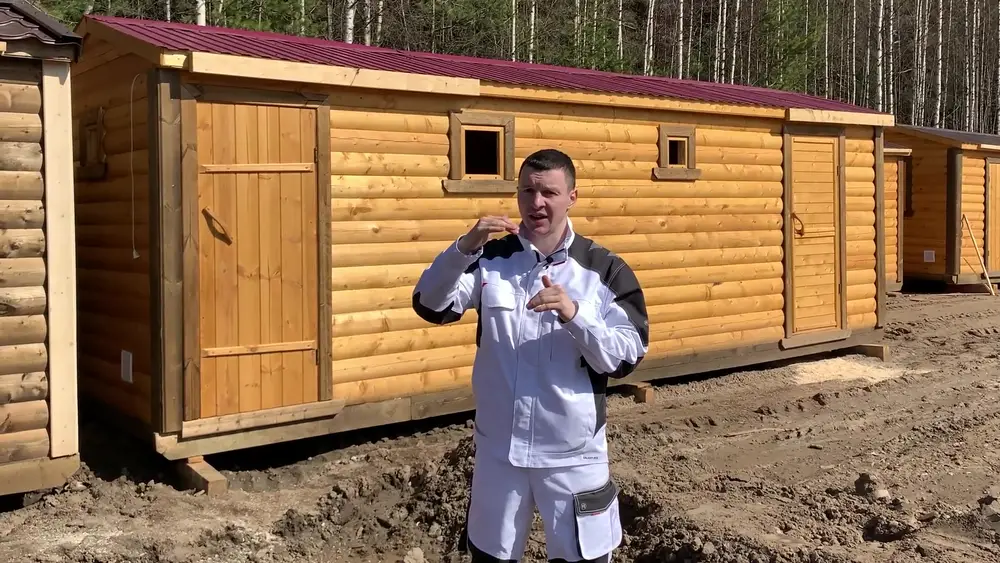 Мобильная баня из бруса с двумя входными дверьми на одной стене