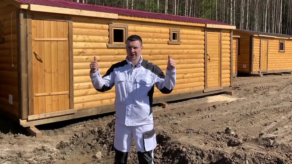 Мобильная баня из бруса с двумя входными дверьми на одной стене, индивидуальный проект с отдельным хозяйственным блоком
