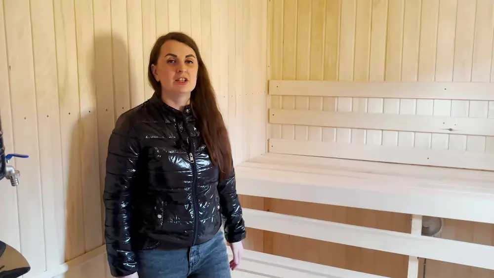 Осиновые полки со спинками в парной мобильной бани, комплектация Максимум