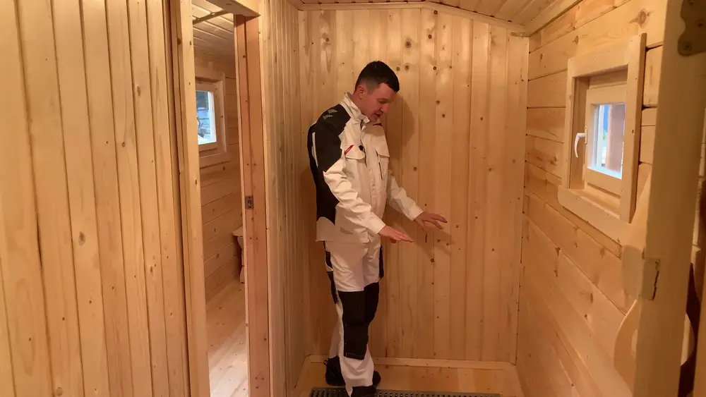 Изолированное моечное отделение бани с решёткой слива в полу и окном