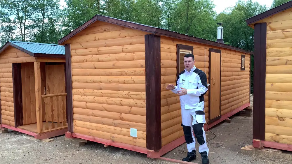 Мобильная баня из цельного бруса с планировкой, где топка печи вынесена в центральный коридор