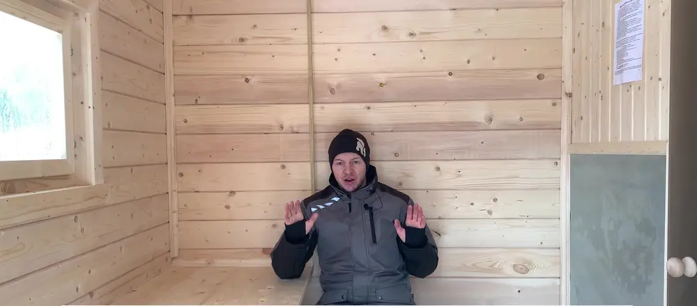 Комната отдыха в бюджетной бане: лавочка вдоль стены, окно и стеклянная дверь в общее отделение