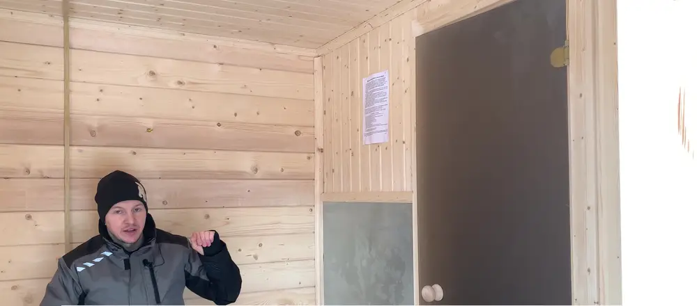 Стеклянная дверь из комнаты отдыха в общее отделение бюджетной бани