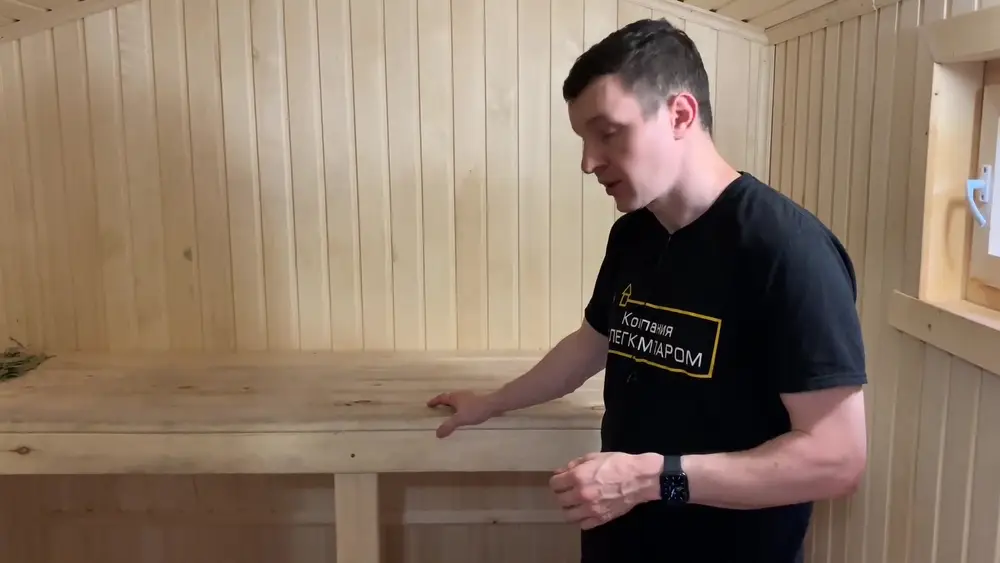 Парное отделение мобильной бани с осиновыми полками без пропитки: видно начало потемнения за сезон использования