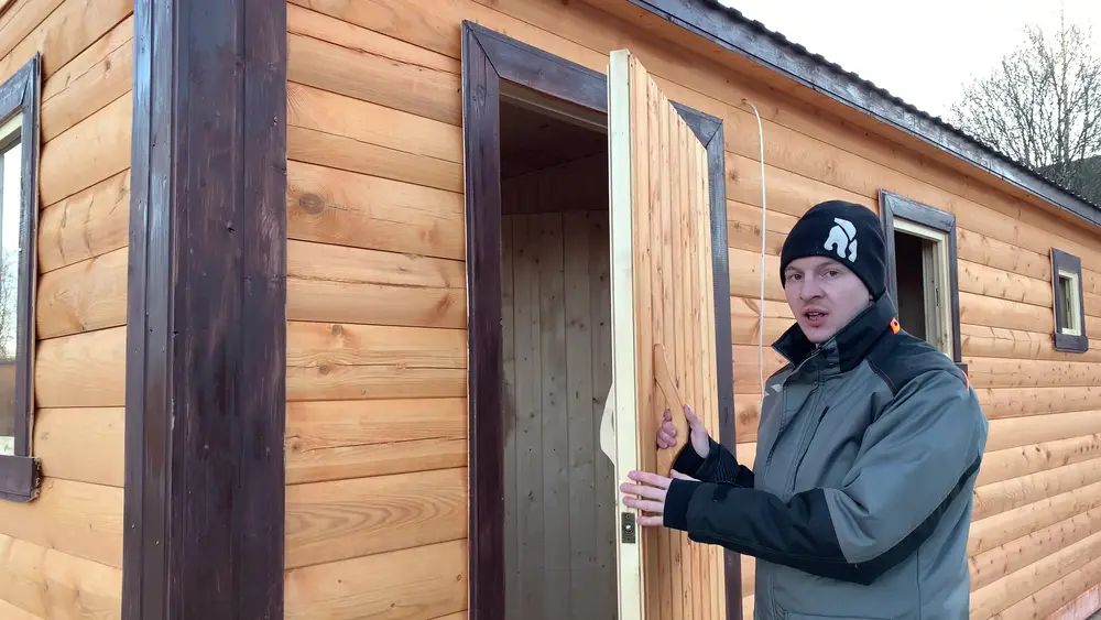 Каркасная дверь, которая ставится в стандартной комплектации: каркас из бруска и обшивка вагонкой