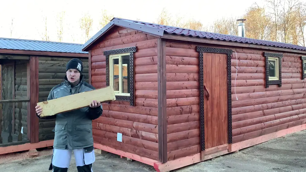 Брус 100×150 мм, из которого сделаны лаги в комплектации Максимум, в руках у владельца производства