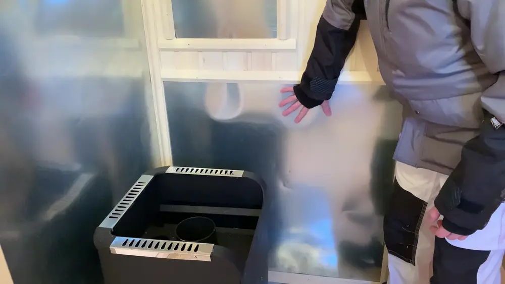 Оцинкованный экран в простой комплектации: с волнами на поверхности из-за отсутствия рёбер жёсткости