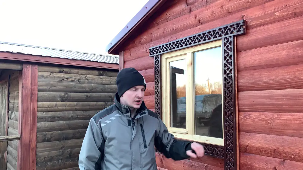 Резной наличник с фигурной верхней частью на окне бани в комплектации Максимум