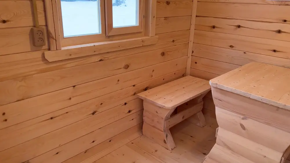 Комната отдыха в мобильной бане 6 метров: столик, лавка, розетка и окно 80×80 см