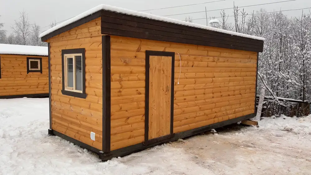 Мобильная баня 6 метров из бруса с односкатной крышей зимой на производственной базе
