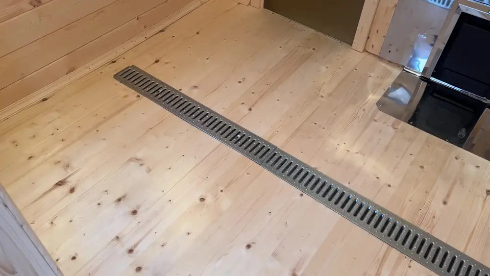 Моечное отделение мобильной бани: пол под уклоном, слив по технологии «Желоб» с металлической решёткой