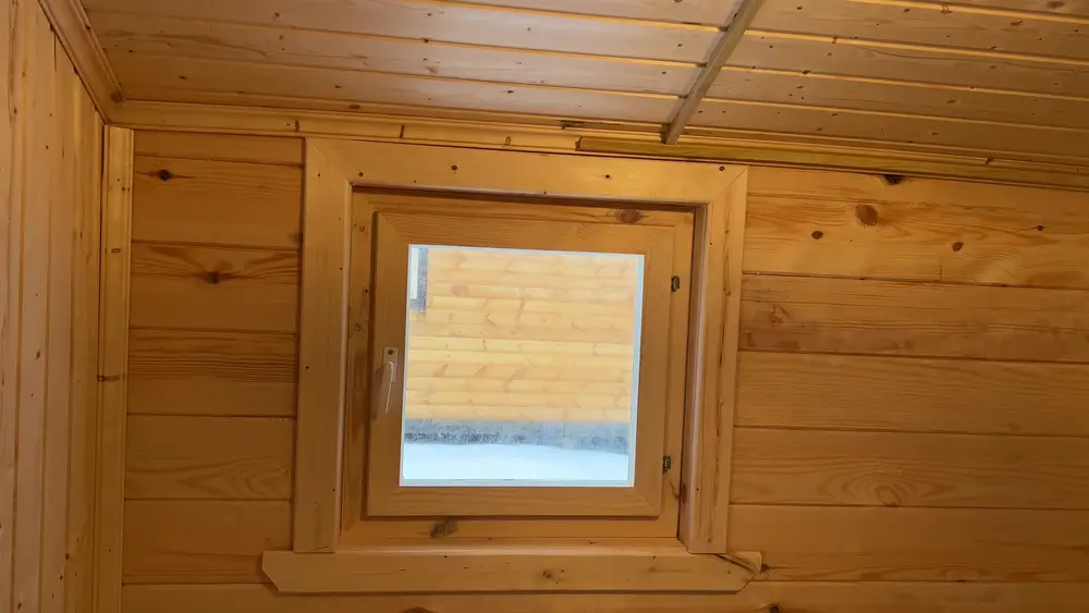 Окно 60×60 см в моечном отделении мобильной бани
