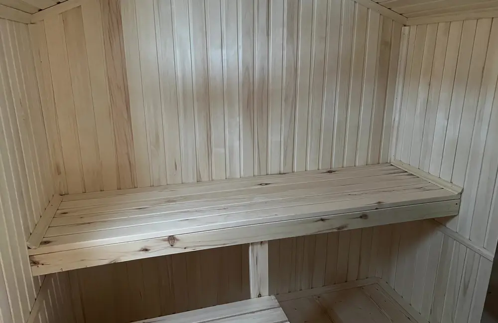 Парное отделение мобильной бани: осиновая вагонка, полок, окно 40×40 см