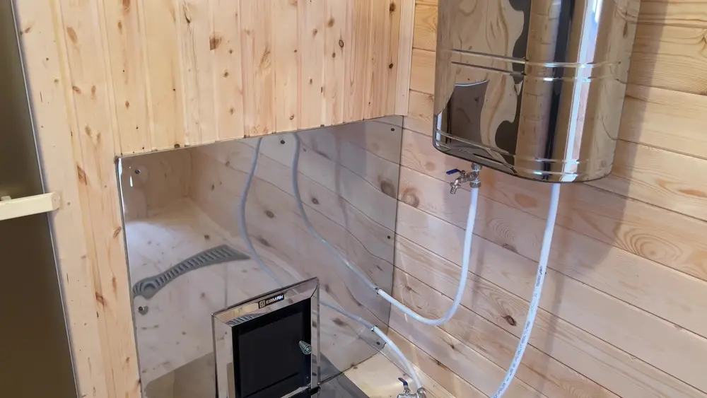Печь Ермак 12-Т в мобильной бане: заводской экран из нержавейки, бак 60 литров на стене, металлопластиковые трубки
