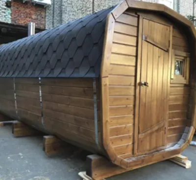 Баня-бочка с черепичной крышей — один из видов мобильных бань