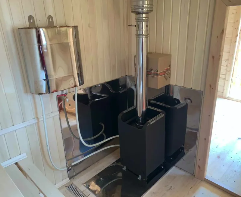 Печь и бак для горячей воды внутри мобильной бани — баня полностью укомплектована