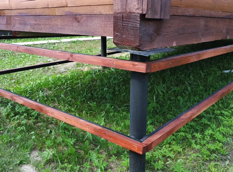 Свайно-винтовой фундамент под мобильную баню — металлические сваи с деревянной обвязкой