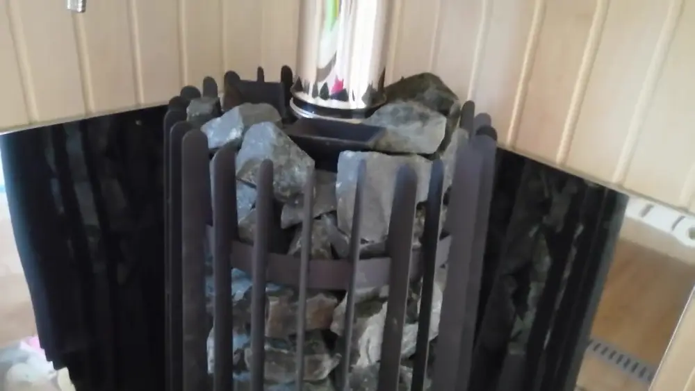 Печь Grill'D Cometa Vega Long в бане 2,3×5 с камнями и заводскими защитными экранами по периметру