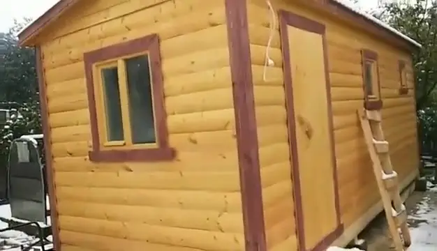 Готовая мобильная баня 2,3×6 из бруса, собранная на участке заказчицы в Иваново, вид снаружи зимой