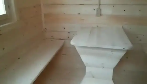 Комната отдыха мобильной бани 2,3×6 со столом на брусовых ножках, длинной лавкой и скамейкой