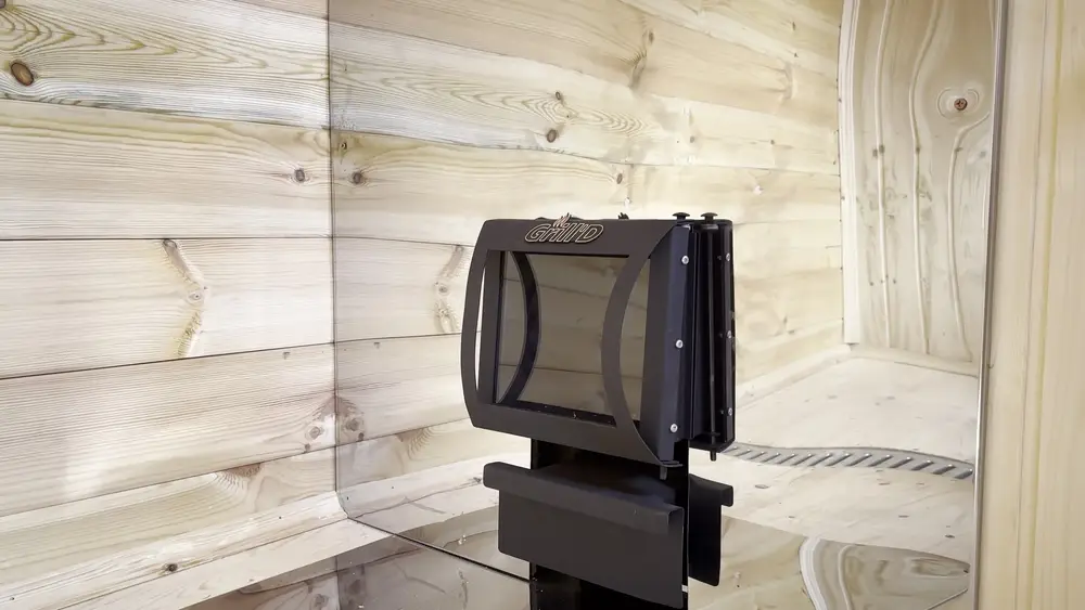 Топка печи Grill'D Dubravo Long 180 с панорамной дверцей выведена в помывочное отделение бани