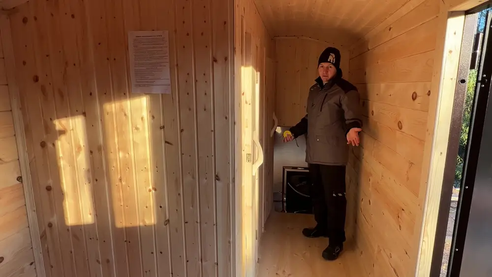 Узкий коридор 89 см между отделениями бани: двери в тамбур, моечное и парное открываются из одного прохода