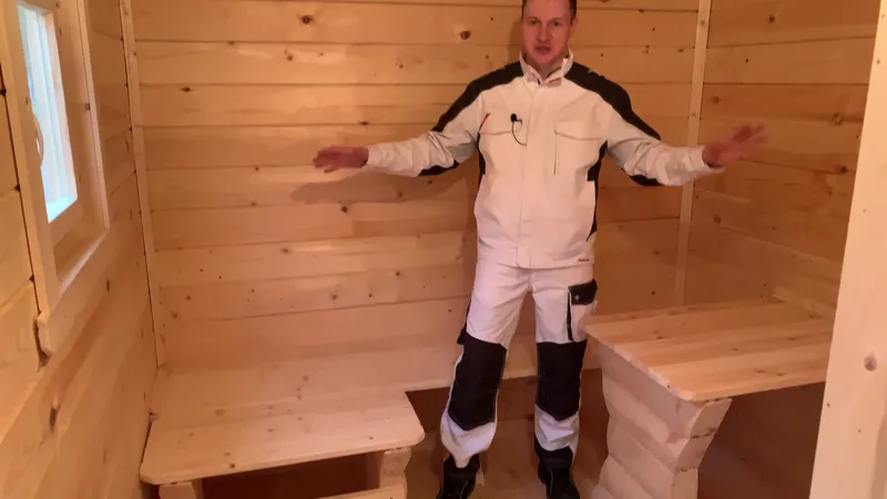 Комната отдыха в мобильной бане с лавками и столиком