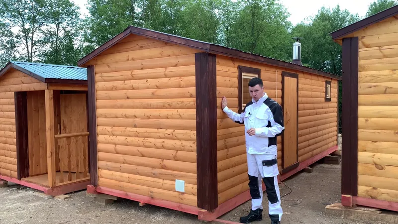 Мобильная баня из бруса с необычной планировкой и комнатой отдыха, вид снаружи