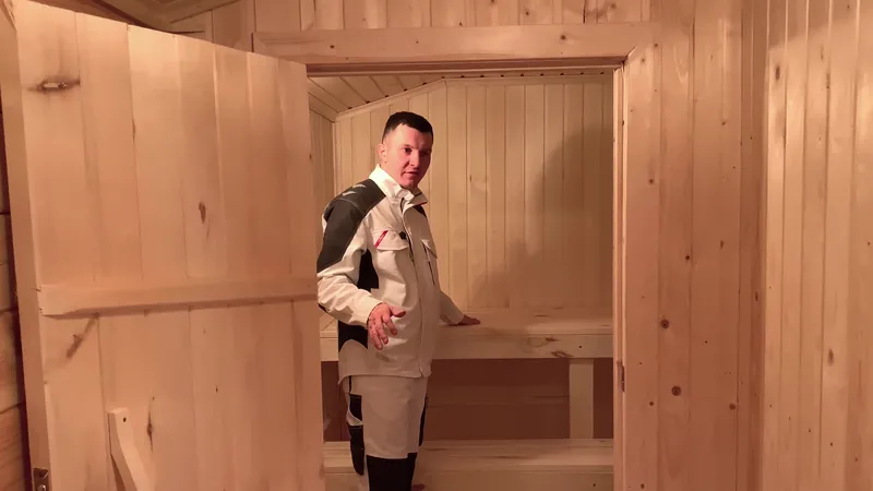 Парная в мобильной бане с двухъярусными осиновыми полками