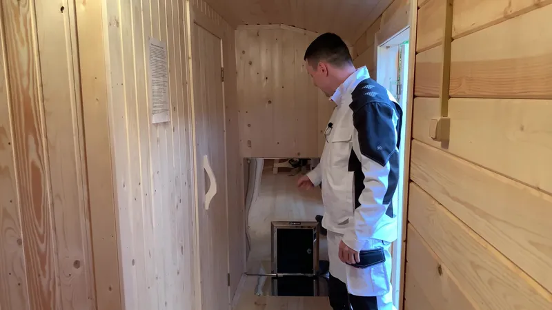 Печь с баком для горячей воды установлена в коридоре бани