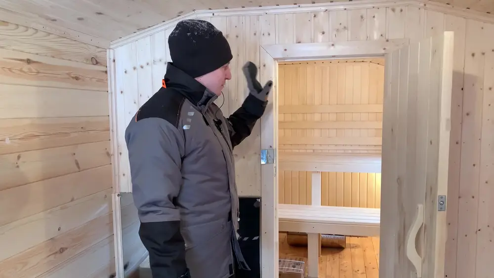 Вход в общее отделение мобильной бани с двухъярусными полками