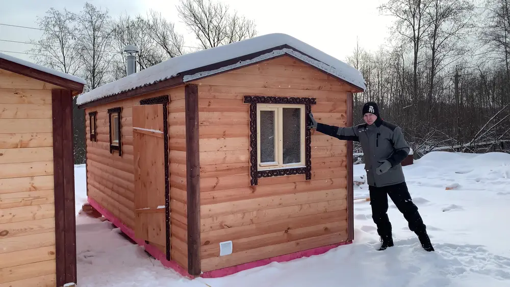 Резные наличники на окне готовой бани из бруса