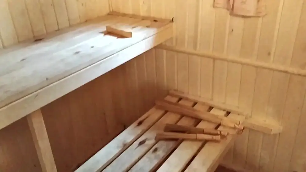 Полки в парной мобильной бани: нижний полок расширен заказчиком на две доски, на нём лежит деревянная реечная подставка