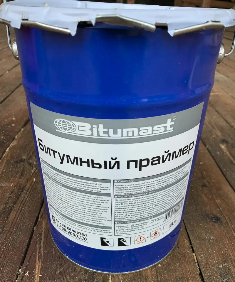 Банка битумного праймера Bitumast, которым грунтуют листы ОСБ перед укладкой гидроизоляции