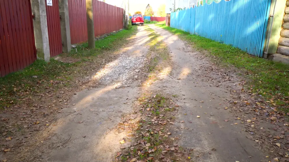 Электрические провода над забором мешают работе автокрана при разгрузке бани