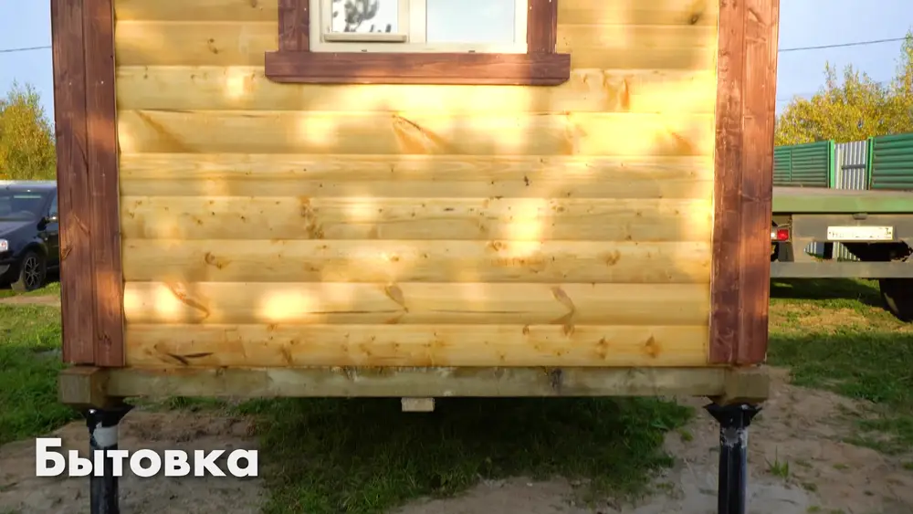 Готовая бытовка установлена на винтовые сваи на участке заказчика