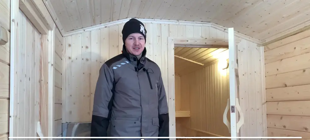 Арочный потолок и клиновая дверь между комнатой отдыха и помывочным отделением русской бани