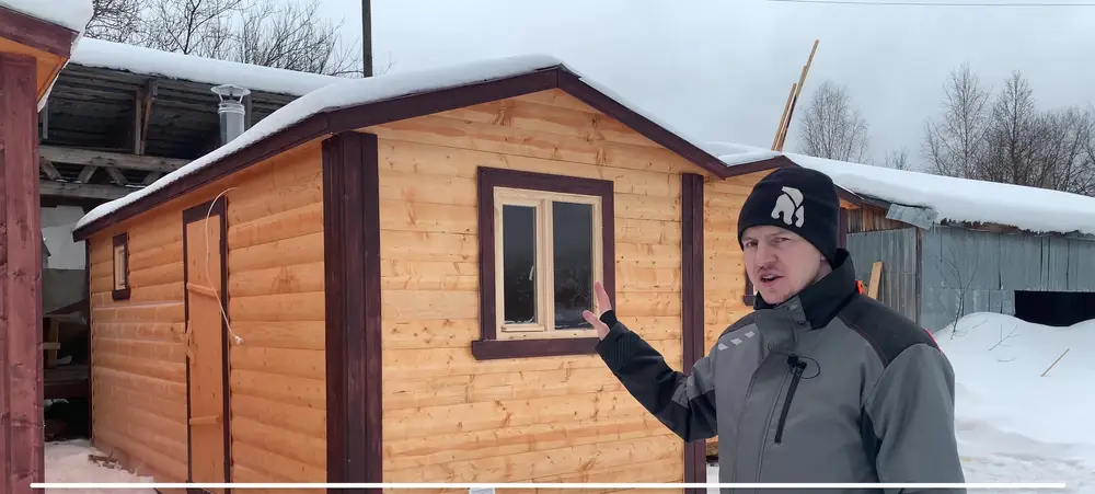 Готовая русская баня под ключ 2,3×6 из бруса, окрашенная в светло-коричневый цвет, с коричневыми углами и наличниками