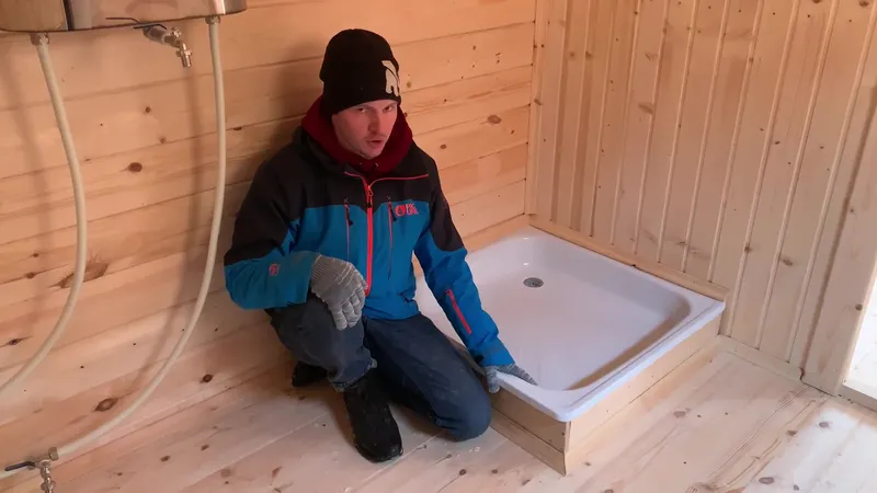 Душевой поддон в моечном отделении мобильной бани