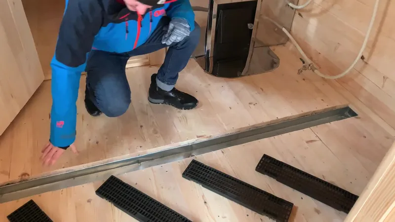 Съёмная решётка на сливе в бане — желоб открыт для чистки