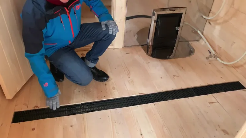 Слив воды в мобильной бане по технологии Желоб — моечное отделение с желобом в полу