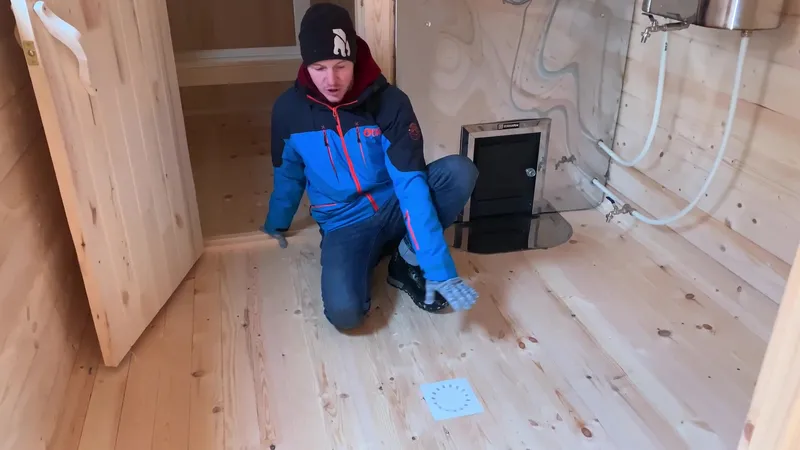 Слив в центре пола мобильной бани — пластиковый трап