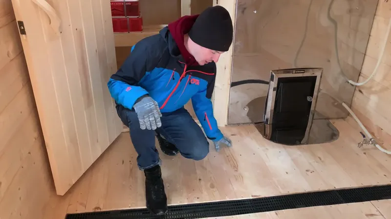 Уклон пола в мобильной бане к желобу для слива воды